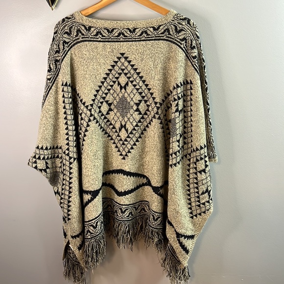 DREAMERS Oversized Knit Tribal Poncho M L - Picture 8 of 9